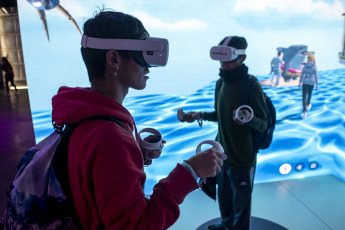 Buenos Aires, Argentina.- En las fotos tomadas el 20 de abril del 2023, muestra la feria IT Joven, que comenzó este miércoles en Tecnópolis con una amplia participación de jóvenes y autoridades que recorrieron la muestra compuesta por las principales empresas de tecnología, robótica y desarrollo de ciencia del país en conjunto con más de 20 universidades que durante cinco días buscará promover el interés sobre los últimos avances de la tecnología en jóvenes que empiezan a integrarse al mundo digital.