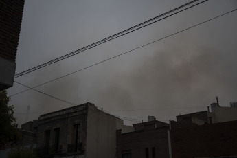 Buenos Aires, Argentina.- En las fotos tomadas el 24 de abril del 2023, bomberos de la Ciudad de Buenos Aires combaten un incendio en el edificio Iron Mountain, el mismo de la tragedia de 2014, cuando murieron dos agentes de Defensa Civil y ocho bomberos al derrumbarse una pared de la empresa de informática. Hasta el momento, no se pudieron establecer las causas del incendio.