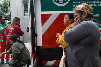 Buenos Aires, Argentina.- En las fotos tomadas el 26 de abril del 2023, la Policía de la Ciudad, Bomberos y el SAME reanudaron las tareas de búsqueda tras el derrumbe de una vivienda tipo PH de dos pisos, que se desplomó este martes (25) en el barrio porteño de Floresta y se cobró la vida de un hombre de 19 años y una niña de 12 años. Aunque al principio se habló de tres personas desaparecidas, el Ministerio de Seguridad porteño confirmó que solo está desaparecida una mujer de 71 años.