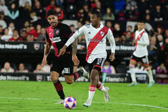 Rosario, Argentina.- En las fotos tomadas el 16 de abril del 2023, durante el partido entre River Plate y Newell’s en Rosario por la Liga Profesional Argentina. Con gol de Pablo Solari, River Plate venció 1-0 a Newell’s como visitante y se mantiene en la cima de la Liga Profesional de Fútbol con 30 puntos al cabo de 12 jornadas.