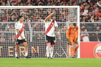 Buenos Aires, Argentina.- En las fotos tomadas el 19 de abril del 2023, River Plate enfrentó a Sporting Cristal en un partido por la segunda fecha del grupo D de la Copa Libertadores, en el estadio Monumental, en Buenos Aires, ante más de 80.000 espectadores. El argentino River Plate le ganó al peruano Sporting Cristal 4-2, por lo que suma tres puntos, pese a jugar buena parte del encuentro con diez jugadores por la expulsión del defensor Enzo Díaz (38).