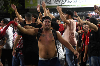 Buenos Aires, Argentina.- En las fotos tomadas el 11 de abril del 2023, tras la renuncia de Fabian Doman, los socios de Independiente protestaron frente a la sede del club. La crisis en Independiente se acentuó con la noticia de que Doman presentara su renuncia al cargo de presidente por intermedio de un comunicado que difundió en sus redes sociales.