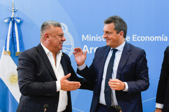 Buenos Aires, Argentina.- En las fotos tomadas el 17 de abril del 2023, el ministro de Economía, Sergio Massa (derecha), y el presidente de la AFA, Claudio "Chiqui" Tapia (izquierda), anunciaron que la Argentina será la sede del próximo campeonato Mundial Sub-20, que se realizará desde el próximo 20 de mayo al 11 de junio, informaron fuentes del Palacio de Hacienda.