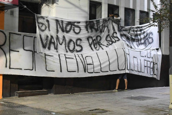 Buenos Aires, Argentina.- En las fotos tomadas el 11 de abril del 2023, tras la renuncia de Fabian Doman, los socios de Independiente protestaron frente a la sede del club. La crisis en Independiente se acentuó con la noticia de que Doman presentara su renuncia al cargo de presidente por intermedio de un comunicado que difundió en sus redes sociales.