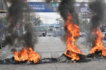 Buenos Aires, Argentina.- En las fotos tomadas el 3 de marzo del 2023, colectiveros realizaron cortes de ruta y avenidas en reclamo de seguridad tras el crimen del chofer Daniel Barrientos durante un asalto cometido en la localidad bonaerense de Virrey del Pino, partido de La Matanza. Mientras indagaban al primer detenido por el crimen del colectivero, este martes, se conoció que la Policía Bonaerense capturó en la localidad de Gregorio de Laferrere a un segundo sospechoso, según fuentes policiales.