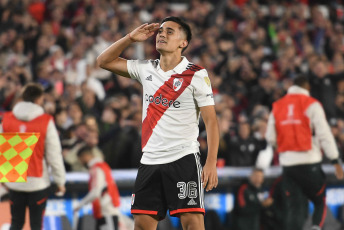 Buenos Aires, Argentina.- En las fotos tomadas el 19 de abril del 2023, River Plate enfrentó a Sporting Cristal en un partido por la segunda fecha del grupo D de la Copa Libertadores, en el estadio Monumental, en Buenos Aires, ante más de 80.000 espectadores. El argentino River Plate le ganó al peruano Sporting Cristal 4-2, por lo que suma tres puntos, pese a jugar buena parte del encuentro con diez jugadores por la expulsión del defensor Enzo Díaz (38).