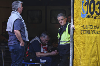 Buenos Aires, Argentina.- En las fotos tomadas el 26 de abril del 2023, la Policía de la Ciudad, Bomberos y el SAME reanudaron las tareas de búsqueda tras el derrumbe de una vivienda tipo PH de dos pisos, que se desplomó este martes (25) en el barrio porteño de Floresta y se cobró la vida de un hombre de 19 años y una niña de 12 años. Aunque al principio se habló de tres personas desaparecidas, el Ministerio de Seguridad porteño confirmó que solo está desaparecida una mujer de 71 años.