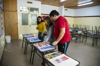 Bariloche, Argentina.- En las fotos tomadas el 16 de abril del 2023, argentinos participan de las elecciones provinciales y municipales en Bariloche, Argentina. Las Elecciones Argentina 2023 iniciaron con los comicios provinciales y municipales iniciando el calendario electoral del país.