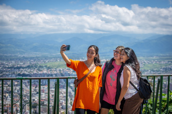 Salta, Argentina.- En las fotos tomadas el 9 de abril del 2023, turistas disfrutaban de la semana santa. El secretario de Relaciones Institucionales de la Confederación Argentina de Turismo (CAT), Horacio Reppucci, afirmó que el fin de semana largo tuvo un “récord” de turistas por Semana Santa, “con un 4% más de ocupación y 2,7 millones turistas que se han movilizado a lo largo de todo el país”.