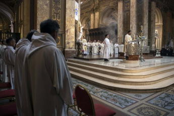 Buenos Aires, Argentina.- En las fotos tomadas el 24 de abril del 2023, el Episcopado celebró al Papa con una misa en la Catedral metropolitana e inició una semana de deliberaciones. La 122° asamblea plenaria de la Conferencia Episcopal Argentina (CEA), integrada por obispos de todo el país, comenzó este lunes una semana de deliberaciones con una misa de acción de gracias con motivo de los 10 años del pontificado de Francisco.