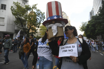 Buenos Aires, Argentina.- En las fotos tomadas el 17 de abril del 2023, miembros de distintos sectores sociales protestaban frente al Ministerio de Desarrollo Social, en Buenos Aires, por la llegada de la general Laura Richardson, jefa del Comando Sur de EE.UU, así como contra la interferencia de EE.UU. en la región y las políticas del Fondo Monetario Internacional (FMI). Los manifestantes denuncian que la alta funcionaria militar ha mostrado en sus discursos la "actitud neocolonial" que mantiene la Casa Blanca hacia la región.