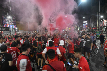 Buenos Aires, Argentina.- En las fotos tomadas el 11 de abril del 2023, tras la renuncia de Fabian Doman, los socios de Independiente protestaron frente a la sede del club. La crisis en Independiente se acentuó con la noticia de que Doman presentara su renuncia al cargo de presidente por intermedio de un comunicado que difundió en sus redes sociales.