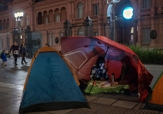 Buenos Aires, Argentina.- In the photos taken on April 20, 2023, left-wing social organizations grouped in the Piquetera Unit (UP) held a camp in Plaza de Mayo, in front of the Casa Rosada, "against adjustment, hunger and the IMF". The protest was part of the plan to fight "against adjustment and hunger" and aims to improve the situation of those who make up the popular economy.