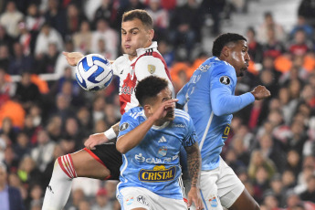 Buenos Aires, Argentina.- En las fotos tomadas el 19 de abril del 2023, River Plate enfrentó a Sporting Cristal en un partido por la segunda fecha del grupo D de la Copa Libertadores, en el estadio Monumental, en Buenos Aires, ante más de 80.000 espectadores. El argentino River Plate le ganó al peruano Sporting Cristal 4-2, por lo que suma tres puntos, pese a jugar buena parte del encuentro con diez jugadores por la expulsión del defensor Enzo Díaz (38).