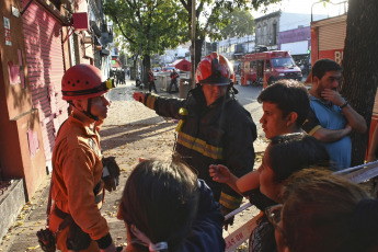 Buenos Aires, Argentina.- En las fotos tomadas el 26 de abril del 2023, la Policía de la Ciudad, Bomberos y el SAME reanudaron las tareas de búsqueda tras el derrumbe de una vivienda tipo PH de dos pisos, que se desplomó este martes (25) en el barrio porteño de Floresta y se cobró la vida de un hombre de 19 años y una niña de 12 años. Aunque al principio se habló de tres personas desaparecidas, el Ministerio de Seguridad porteño confirmó que solo está desaparecida una mujer de 71 años.