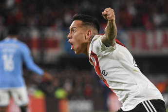 Buenos Aires, Argentina.- En las fotos tomadas el 19 de abril del 2023, River Plate enfrentó a Sporting Cristal en un partido por la segunda fecha del grupo D de la Copa Libertadores, en el estadio Monumental, en Buenos Aires, ante más de 80.000 espectadores. El argentino River Plate le ganó al peruano Sporting Cristal 4-2, por lo que suma tres puntos, pese a jugar buena parte del encuentro con diez jugadores por la expulsión del defensor Enzo Díaz (38).