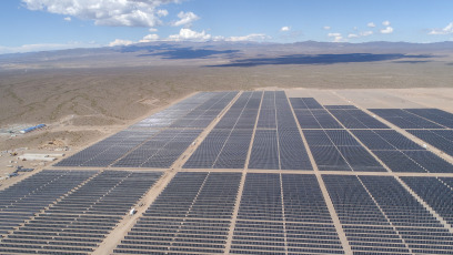 San Juan, Argentina.- En las fotos tomadas el 19 de abril del 2023, muestra el Parque Solar Zonda ubicado en la localidad de Bella Vista, Iglesia en la provincia de San Juan. El parque generará energía solar fotovoltaica por un total de 300 MW, en tres etapas de 100 MW cada una, equivalente al consumo de más de 240.000 hogares, de la mano de un proyecto que permitirá duplicar la capacidad de generación solar instalada en San Juan.