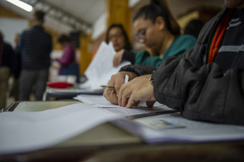 Bariloche, Argentina.- En las fotos tomadas el 16 de abril del 2023, argentinos participan de las elecciones provinciales y municipales en Bariloche, Argentina. Las Elecciones Argentina 2023 iniciaron con los comicios provinciales y municipales iniciando el calendario electoral del país.