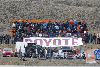 El Calafate, Argentina.- En las fotos tomadas el 17 de abril del 2023, Julián Santero, al mando de un Ford, ganó la cuarta fecha de Turismo Carretera disputada en el autódromo de El Calafate, que se estrenó este fin de semana en la carrera de la categoría más popular del automovilismo argentino. La próxima fecha del Turismo Carretera se llevará a cabo el 29 y 30 de abril en el autódromo de Concepción del Uruguay, en Entre Ríos.