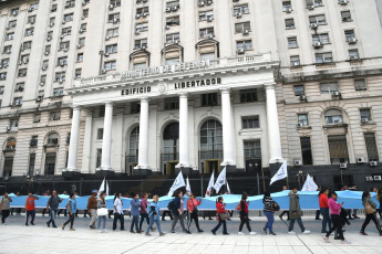 Buenos Aires, Argentina.- En las fotos tomadas el 17 de abril del 2023, miembros de distintos sectores sociales protestaban frente al Ministerio de Desarrollo Social, en Buenos Aires, por la llegada de la general Laura Richardson, jefa del Comando Sur de EE.UU, así como contra la interferencia de EE.UU. en la región y las políticas del Fondo Monetario Internacional (FMI). Los manifestantes denuncian que la alta funcionaria militar ha mostrado en sus discursos la "actitud neocolonial" que mantiene la Casa Blanca hacia la región.