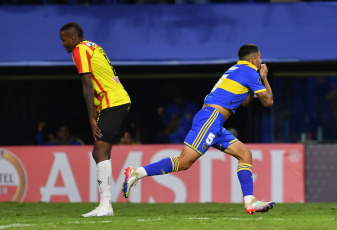 Buenos Aires, Argentina.- En las fotos tomadas el 18 de abril del 2023, durante el encuentro entre Boca Juniors y Deportivo Pereira por la fecha 2 del Grupo F de la Copa Libertadores 2023 en el estadio Alberto J. Armando, la ‘Bombonera’ de Buenos Aires. Boca venció 2-1 al equipo de Pereira, con goles de Luis Advíncula y Alan Varela. El club argentino remontó sobre el final del partido y logró su primer triunfo en el torneo de Conmebol.