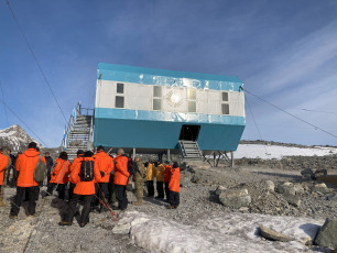 Antártida, Argentina.- En las fotos tomadas el 20 de abril del 2023, durante la inauguración de tres nuevos laboratorios multidisciplinarios destinados a las bases Esperanza, Orcadas y San Martín, junto a dos refugios científicos en las islas Vega y Cerro Nevado, que forman parte de la primera etapa del programa de infraestructuras impulsado por el Ministerio de Ciencia, Tecnología e Innovación, que busca potenciar las investigaciones en la Antártida argentina.