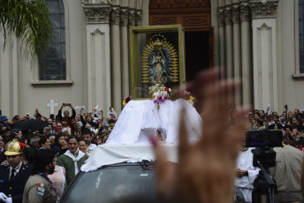 Santa Fe, Argentina.- En las fotos tomadas el 23 de abril del 2023, miles de fieles participaron de la 124° peregrinación a la Basílica Nuestra Señora de Guadalupe de la ciudad de Santa Fe, la principal festividad del catolicismo de la provincia, con coloridas procesiones que llegaron desde distintas localidades para homenajear a la patrona de la diócesis local. La fiesta, que este año tuvo como lema "María, renueva nuestra esperanza y venda nuestras heridas", se inició el sábado con diversas actividades.