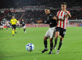 La Plata, Argentina.- En las fotos tomadas el 18 de abril del 2023, Estudiantes recibió en La Plata a Tacuary, de Paraguay, por la segunda fecha del Grupo C de la Copa Sudamericana. Estudiantes de La Plata triunfó con 4-0 sobre Tacuary paraguayo en un encuentro que le permitió comandar, junto con Bragantino, el grupo C en esta segunda jornada de la Copa Sudamericana.