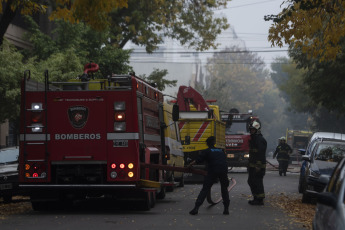 Buenos Aires, Argentina.- En las fotos tomadas el 24 de abril del 2023, bomberos de la Ciudad de Buenos Aires combaten un incendio en el edificio Iron Mountain, el mismo de la tragedia de 2014, cuando murieron dos agentes de Defensa Civil y ocho bomberos al derrumbarse una pared de la empresa de informática. Hasta el momento, no se pudieron establecer las causas del incendio.