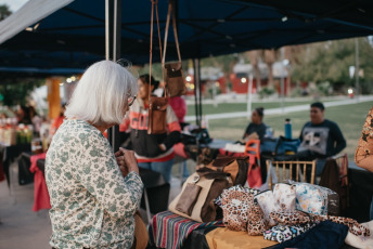 San Juan, Argentina.- En las fotos tomadas el 24 de abril del 2023, las personas compran sus alimentos en una feria de productores locales en San Juan, Argentina. El peso argentino se debilitó hasta un 4,2 % en el mercado cambiario paralelo, la mayor caída de este año, luego de que la inflación aumentara en marzo. En este sentido, los precios al consumidor han subido un 104,3 % en el último año.