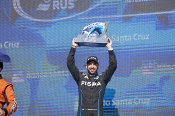 El Calafate, Argentina.- En las fotos tomadas el 17 de abril del 2023, Julián Santero (foto), al mando de un Ford, ganó la cuarta fecha de Turismo Carretera disputada en el autódromo de El Calafate, que se estrenó este fin de semana en la carrera de la categoría más popular del automovilismo argentino. La próxima fecha del Turismo Carretera se llevará a cabo el 29 y 30 de abril en el autódromo de Concepción del Uruguay, en Entre Ríos.