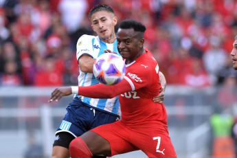 Buenos Aires, Argentina.- En las fotos tomadas el 16 de abril del 2023, Independiente y Racing Club juegan el clásico de Avellaneda en el estadio Ricardo Bochini, en un encuentro válido por la duodécima jornada de la Liga Profesional de Fútbol. Independiente y Racing empataron 1-1, en un duelo que se vio envuelto en polémica por un penal cobrado a la visita para el empate de Matías Rojas a los 38 minutos.