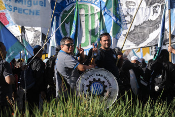 Buenos Aires, Argentina.- En las fotos tomadas el 13 de abril del 2023, diversas organizaciones políticas y gremiales argentinas marcharon en la capital para denunciar la proscripción y la persecución judicial a la vicepresidenta Cristina Fernández de Kirchner. La manifestación se realizó en la Plaza Lavalle frente al Palacio de Justicia, sede de la Corte Suprema, donde se buscó revertir la decisión de la vicepresidenta de no presentarse como candidata a las próximas elecciones presidenciales, luego del fallo del Tribunal Oral Federal 2.