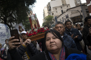 Buenos Aires, Argentina.- En las fotos tomadas el 19 de abril del 2023, miles de peregrinos se acercaron con estampitas, llaves y velas al santuario de San Expedito en la parroquia Nuestra Señora de Balvanera, en Once, que como cada 19 de abril deja sus puertas abiertas las 24 horas para el ingreso de los fieles del santo patrono de las causas justas y urgentes.