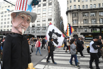 Buenos Aires, Argentina.- En las fotos tomadas el 17 de abril del 2023, miembros de distintos sectores sociales protestaban frente al Ministerio de Desarrollo Social, en Buenos Aires, por la llegada de la general Laura Richardson, jefa del Comando Sur de EE.UU, así como contra la interferencia de EE.UU. en la región y las políticas del Fondo Monetario Internacional (FMI). Los manifestantes denuncian que la alta funcionaria militar ha mostrado en sus discursos la "actitud neocolonial" que mantiene la Casa Blanca hacia la región.