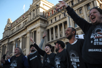 Buenos Aires, Argentina.- En las fotos tomadas el 13 de abril del 2023, diversas organizaciones políticas y gremiales argentinas marcharon en la capital para denunciar la proscripción y la persecución judicial a la vicepresidenta Cristina Fernández de Kirchner. La manifestación se realizó en la Plaza Lavalle frente al Palacio de Justicia, sede de la Corte Suprema, donde se buscó revertir la decisión de la vicepresidenta de no presentarse como candidata a las próximas elecciones presidenciales, luego del fallo del Tribunal Oral Federal 2.