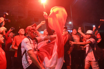 Buenos Aires, Argentina.- En las fotos tomadas el 11 de abril del 2023, tras la renuncia de Fabian Doman, los socios de Independiente protestaron frente a la sede del club. La crisis en Independiente se acentuó con la noticia de que Doman presentara su renuncia al cargo de presidente por intermedio de un comunicado que difundió en sus redes sociales.