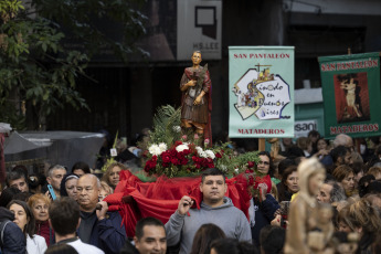 Buenos Aires, Argentina.- En las fotos tomadas el 19 de abril del 2023, miles de peregrinos se acercaron con estampitas, llaves y velas al santuario de San Expedito en la parroquia Nuestra Señora de Balvanera, en Once, que como cada 19 de abril deja sus puertas abiertas las 24 horas para el ingreso de los fieles del santo patrono de las causas justas y urgentes.