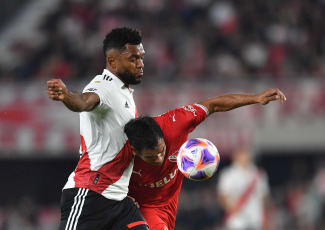 Buenos Aires, Argentina.- En las fotos tomadas el 23 de abril del 2023, durante el partido entre River Plate e Independiente en el Estadio Más Monumental por la jornada 13 de la Liga Profesional Argentina. River venció por 2-0 a Independiente como local, en un partido de la jornada 13 de la Liga Profesional Argentina. Para River los goles fueron marcados por Esequiel Barco (a los 17 minutos) y Miguel Borja (a los 80 minutos).