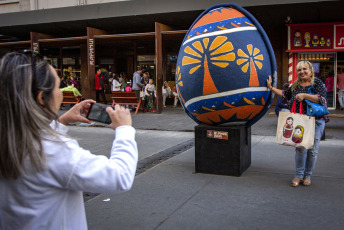 Bariloche, Argentina.- En las fotos tomadas el 9 de abril del 2023, turistas disfrutaban de la semana santa. El secretario de Relaciones Institucionales de la Confederación Argentina de Turismo (CAT), Horacio Reppucci, afirmó que el fin de semana largo tuvo un “récord” de turistas por Semana Santa, “con un 4% más de ocupación y 2,7 millones turistas que se han movilizado a lo largo de todo el país”.