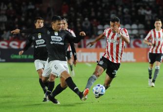 La Plata, Argentina.- En las fotos tomadas el 18 de abril del 2023, Estudiantes recibió en La Plata a Tacuary, de Paraguay, por la segunda fecha del Grupo C de la Copa Sudamericana. Estudiantes de La Plata triunfó con 4-0 sobre Tacuary paraguayo en un encuentro que le permitió comandar, junto con Bragantino, el grupo C en esta segunda jornada de la Copa Sudamericana.