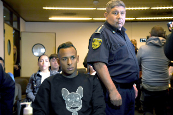 Buenos Aires, Argentina.- En las fotos tomadas el 17 de abril del 2023, durante el juicio contra el jugador de Boca Juniors, Sebastián Villa, en el Juzgado Correccional N°2 de Lomas de Zamora. Villa, se tuvo que presentar ante las autoridades para atender la demanda que tiene por violencia de género contra su expareja, quien contó detalles de cómo Villa la golpeaba desde que residían en Colombia, pues en un inicio de la relación denunció que la maltrataba físicamente.