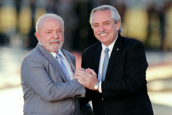 Brasilia, Brasil.- En las fotos tomadas el 2 de mayo del 2023, el presidente de Brasil, Luiz Inácio Lula da Silva (izquierda) recibió al mandatario de Argentina, Alberto Fernández (derecha) en el Palacio de la Alvorada, Brasilia, como parte de la agenda bilateral que ambos países sostienen. Argentina y Brasil se encaminan a negociar un acuerdo bilateral para aliviar la utilización de dólares de las reservas del Banco Central en el comercio bilateral, en un contexto de intercambio favorable al país vecino.