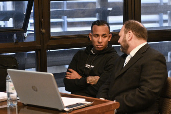 Buenos Aires, Argentina.- En las fotos tomadas el 17 de mayo del 2023, en los tribunales de Lomas de Zamora, se desarrolló una de las últimas jornadas del juicio en contra del futbolista de Boca Juniors, Sebastián Villa (izquierda), por supuestamente haber golpeado y amenazado a su ex novia Daniela Cortés en 2020. En la jornada, se escuchó el alegato del fiscal Sergio Anauati quien solicitó que el Juzgado N°3 lo condene a la pena de dos años y tres meses de prisión de ejecución condicional por el delito de lesiones leves y amenazas, además de prohibirle que se acerque a la víctima.