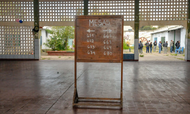 Jujuy, Argentina.- En las fotos tomadas el 7 de mayo del 2023, argentinos emitieron su voto en las elecciones locales en Jujuy. Los candidatos oficialistas ganaron las elecciones locales a gobernador que se llevaron a cabo este domingo en las provincias de Misiones, La Rioja y Jujuy, que se ubican en el norte de Argentina, según el recuento provisional de los votos.