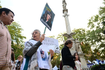 Rosario, Argentina.- En las fotos tomadas el 11 de mayo del 2023, organizaciones políticas, sindicales, estudiantiles y sociales repudiaron en la plaza 25 de Mayo de Rosario, durante la tradicional ronda de las Madres, las resoluciones de la Corte Suprema de Justicia que suspenden dos elecciones provinciales del próximo domingo al considerar que el máximo tribunal "operativa políticamente para la oposición".