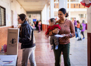 La Rioja, Argentina.- En las fotos tomadas el 7 de mayo del 2023, argentinos asistieron a los centros de votación para elegir gobernador, legisladores e intendentes municipales. La Corte Suprema de Justicia de Argentina suspendió los comicios para gobernador y vicegobernador previstos para este domingo (14) en las provincias de Tucumán y San Juan. Los votantes de ambos distritos suman el 5,3