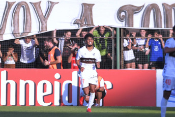 Buenos Aires, Argentina.- In the photos taken on May 14, 2023, during the match between Platense and Racing for matchday 16 of the Argentine Professional League at the Ciudad de Vicente López Stadium. Platense beat Racing 3-0 at home, with goals from Gonzalo Valdivia (after 5 minutes), Ronaldo Martínez (at 24 minutes) and Nicolás Servetto (at 96 minutes). On the next date, Racing will face Vélez, while Platense will have River as a rival.