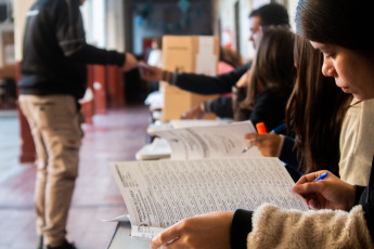 La Rioja, Argentina.- En las fotos tomadas el 7 de mayo del 2023, argentinos asistieron a los centros de votación para elegir gobernador, legisladores e intendentes municipales. La Corte Suprema de Justicia de Argentina suspendió los comicios para gobernador y vicegobernador previstos para este domingo (14) en las provincias de Tucumán y San Juan. Los votantes de ambos distritos suman el 5,3