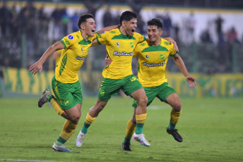 Buenos Aires, Argentina.- En las fotos tomadas el 4 de mayo del 2023, durante el partido entre Defensa y Justicia y Peñarol en el estadio Norberto “Tito” Tomaghello por la tercera fecha del Grupo F de la Copa Sudamericana. Defensa y Justicia goleó 4-1 a Peñarol de Montevideo golpeando en los momentos justos y tres de sus tantos fueron golazos. Su segundo triunfo en el tornero lo acomodó en su zona.